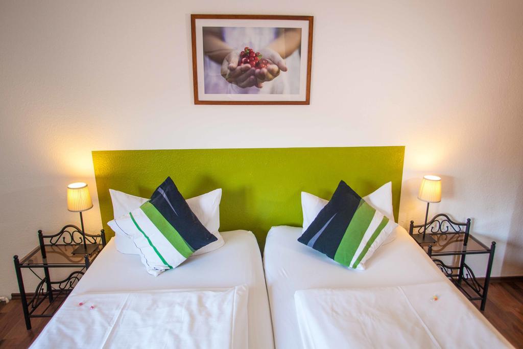 Hotel Im Tannengrund Лангелсхайм Стая снимка