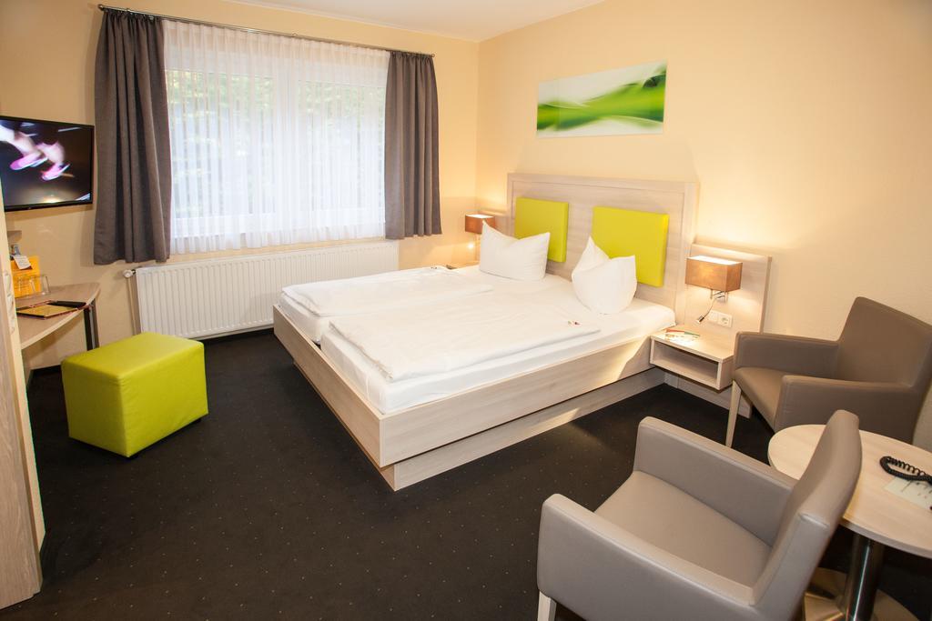 Hotel Im Tannengrund Лангелсхайм Екстериор снимка